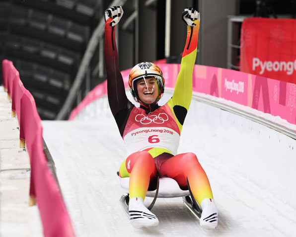 지난 13일 강원 평창 올림픽슬라이딩센터에서 루지 여자 싱글 우승을 차지한 나탈리 가이센베르거（독일）가 환호하고 있다. ‘루지 최강국’ 독일 대표인 가이센베르거는 10살 때 루지에 입문했다. [사진 출처 : 게티이미지]