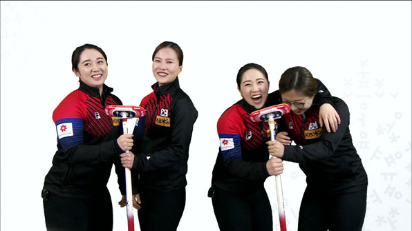한국 여성컬링 대표팀이 화보 촬영 중 환하게 웃고 있다.