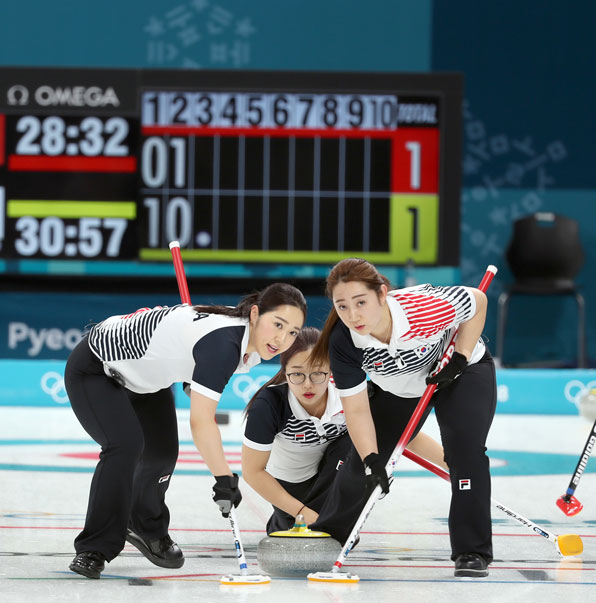 15일 열린 한국-캐나다 여자 컬링 예선 1차전에서 김경애와 김영미가 스위핑하고 있다.