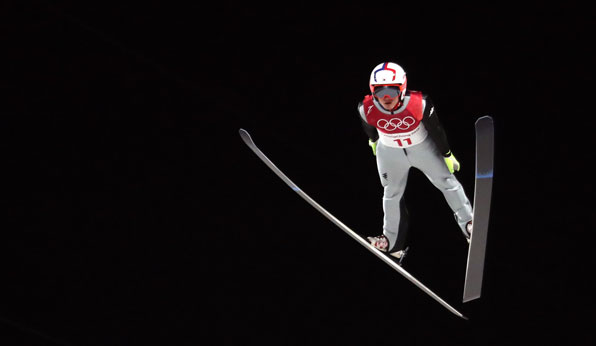 17일 강원도 평창 알펜시아 스키점프센터에서 열린 2018 평창올림픽 스키점프 라지힐 남자개인 경기에서 최서우가 안정된 자세로 비행하고 있다.[사진출처:연합뉴스]