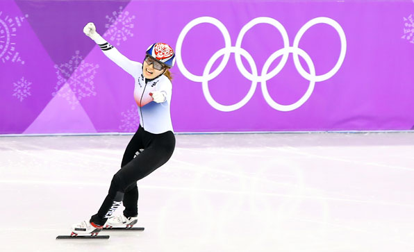 쇼트트랙 여자 1,500m 결승전에서 결승선을 1위로 통과한 후 환호하는 최민정. [사진 출처: 연합뉴스]