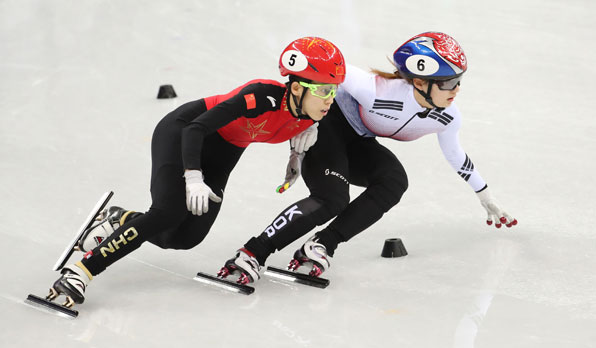20일 강릉 아이스 아레나에서 열린 평창 동계올림픽 여자 쇼트트랙 3,000m 계주에서 한국의 최민정이 역주하고 있다.