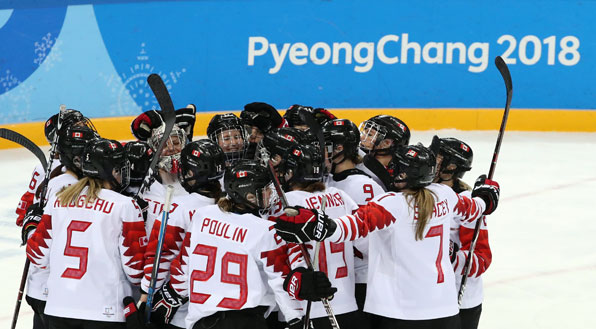  19일 강릉하키센터에서 열린 평창 동계올림픽 여자 아이스하키 결선 준결승 캐나다 대 러시아 출신 OAR의 경기. 캐나다 선수들이 OAR을 5대0으로 꺾고 기뻐하고 있다.
