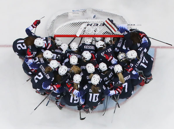  19일 강릉하키센터에서 열린 평창 동계올림픽 여자 아이스하키 결선 준결승 미국 대 핀란드의 경기. 미국 여자 아이스하키 대표팀 선수들이 경기 시작에 앞서 승리를 다짐하고 있다.
