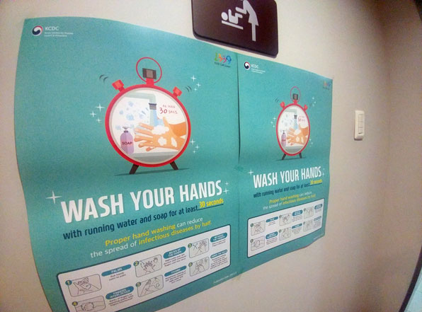 평창동계올림픽 메인 프레스센터에 최소 30초간 비누를 이용해 손을 씻으라는 안내문이 붙어 있다.
