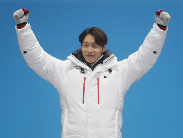 평창동계올림픽 스키 스노보드 남자 평행대회전 은메달을 획득한 한국 이상호가 24일 메달플라자에서 열린 시상식에서 단상에 오르며 환호하고 있다. [사진출처:연합뉴스]