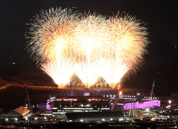 25일 평창 올림픽스타디움에서 평창동계올림픽 폐막식 불꽃이 피어 오르고 있다. 