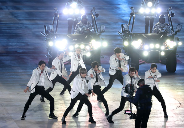 25일 강원도 평창 올림픽스타디움에서 열린 2018평창동계올림픽 폐회식에서 인기한류스타 그룹 EXO가 폐막공연을 펼치고 있다. 