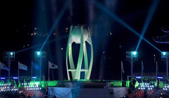 25일 강원도 평창 올림픽스타디움에서 열린 2018 평창동계올림픽 폐회식에서 성화의 소화를 앞두고 눈꽃의 인사 무대가 펼쳐지고 있다.