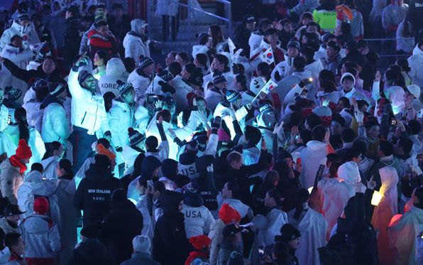 25일 강원도 평창 올림픽스타디움에서 열린 2018평창동계올림픽 폐회식에서 한국 선수단이 DJ 마틴 개릭스의 EDM에 맞춰 춤을 추고 있다.