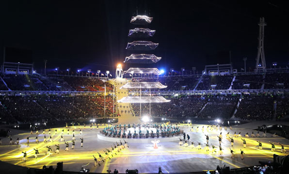  25일 강원도 평창 올림픽스타디움에서 열린 2018평창동계올림픽 폐회식에서 LED 조명으로 만들어진 기원의탑이 경기장을 수놓고 있다. 