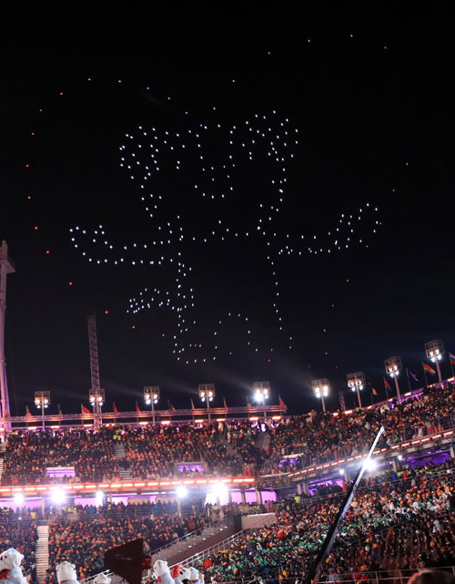 25일 강원도 평창 올림픽스타디움에서 열린 2018평창동계올림픽 폐회식에서 드론으로 만든 수호랑 마스코트가 폐회식장 하늘을 뛰놀고 있다.