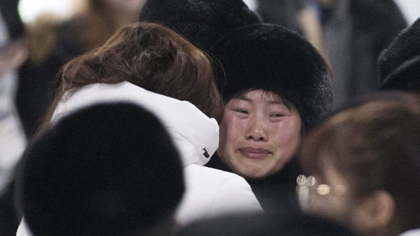 2018평창동계올림픽이 끝난지 하루가 지난 오늘(26일) 오전 강릉 올림픽 선수촌에서 남북 여자 아이스 하키팀 선수들이 작별 인사를 하고 있다.