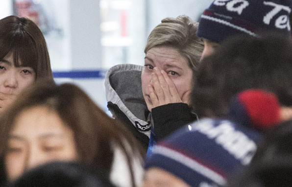 남북 여자 아이스 하키팀 새라 머리 감독이 북한 선수들을 떠나보내며 눈물을 흘리고 있다.
