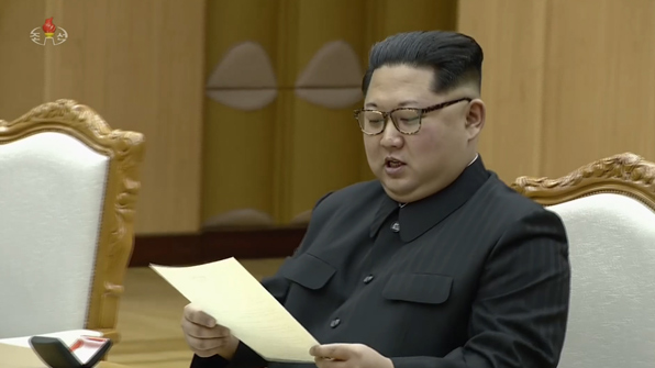 김 위원장이 문재인 대통령의 친서를 읽는 장면.