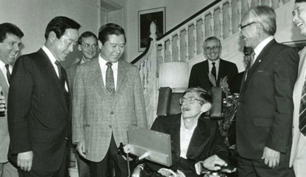 스티븐 호킹 박사가 1990년 9월 9일 주한 영국대사관저에서 열린 환영만찬회에서 김영삼 당시 민자당 대표와 김대중 당시 평민당 총재 등과 이야기를 나누고 있다