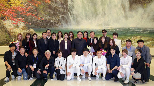 김정은 북한 노동당 위원장이 남측 예술단 출연자들과 기념촬영을 하고 있다. (출처 : 연합뉴스)