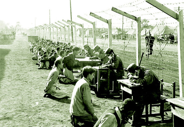 평양 제2 포로수용소에서 포로들이 한국군 전범조사부의 조사를 받고 있다. 본문 419쪽