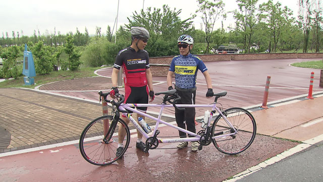 자전거와 함께한 이종욱(좌)·조승현(우)씨. 평균 30km/h의 속도로 달린다.