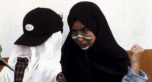 차별 받는 이란 여성들을 통해 ‘자유’에 대해 묻는 ‘오프사이드’