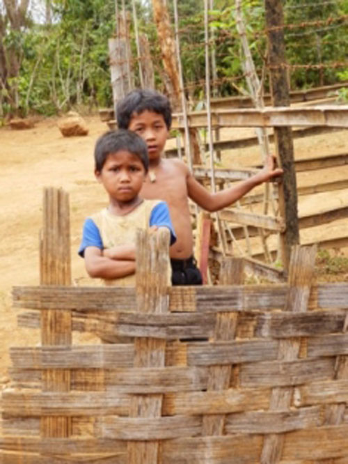 댐 건설로 이주당한 원주민 냐흔족 아이들 (출처 : International Rivers)