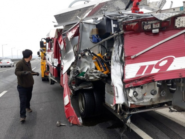 지난 3월 충남 아산시 신남리 43번 국도에서 25t 트럭에 치여 구겨진 소방펌프 차량. 이 사고로 유기견 구조에 나섰던 3명의 여성 소방관이 숨졌다.