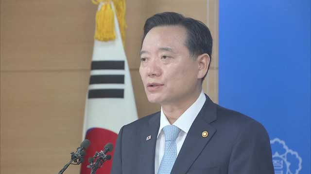  김현웅 당시 법무부장관이 광복70주년 특별사면을 발표하고 있음.