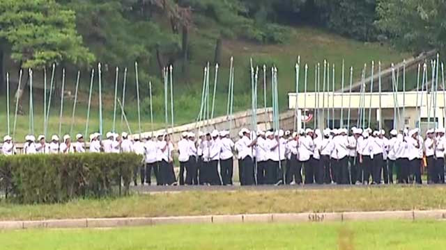 평양 김일성경기장 앞 집단체조 연습 모습(8월 초, KBS 촬영)