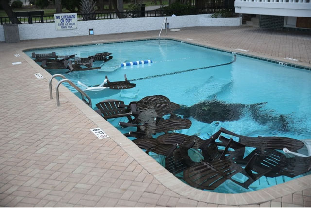 폭풍우에 날아가지 않도록 의자들은 수영장 물속에 보관됐다. 사우스캐롤라이나 주 ‘머틀비치’