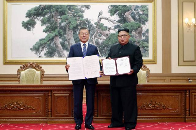 ‘9월 평양 공동선언’ 서명한 문재인 대통령과 김정일 국방위원장
