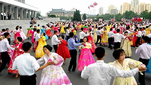 2014년 8월 북한의 국가명절인 ‘선군절’을 맞아 청년학생들이 평양의 한 광장에서 춤을 추는 모습