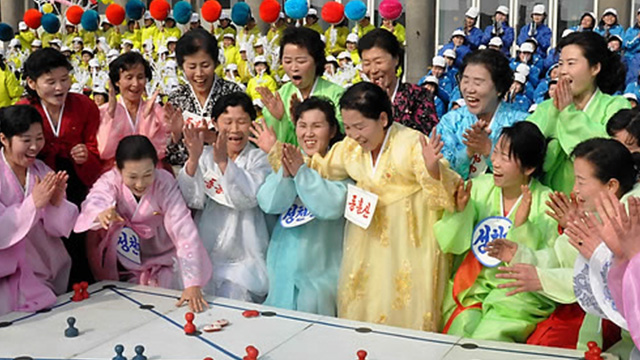 2015년 2월, 설 명절을 맞아 윷놀이를 즐기는 북한 여성들의 모습
