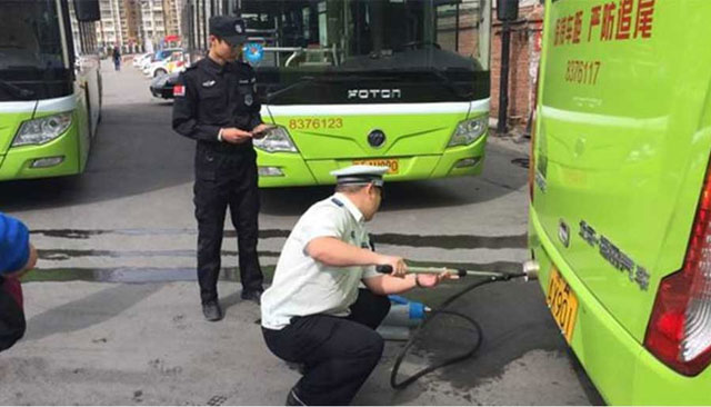 허베이성에서 베이징 경계로 들어가려면 엄격한 배기가스 검사부터 받아야 한다.