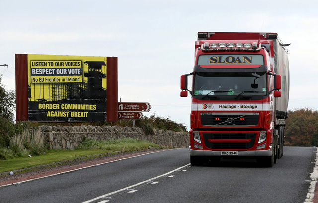 트럭이 북아일랜드와 아일랜드 공화국 국경을 통과하고 있다.