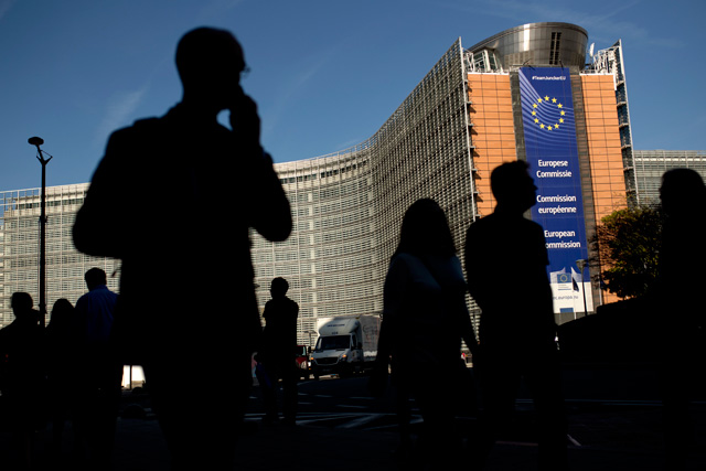 벨기에 브뤼셀에 있는 유럽연합 집행위원회 건물 앞을 지나고 있는 사람들