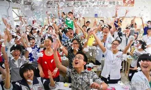 중국 학생들은 입시가 끝나면 책을 찢으며 해방감을 맛본다.