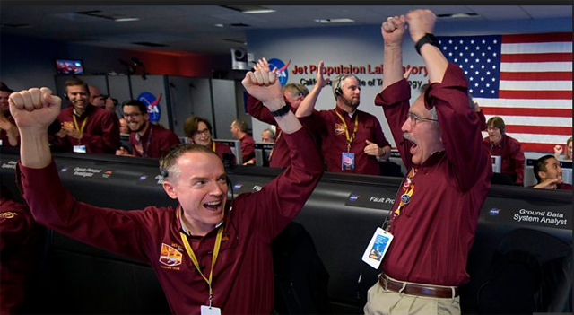 인사이트호의 화성 표면 안착 소식에 환호하는 NASA 인사이트 연구팀