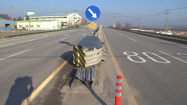 11월 23일 오전 충북 청주시 오창읍의 한 도로에서 26살 김 모(남) 씨가 몰던 승용차가 중앙분리대를 들이받았다.