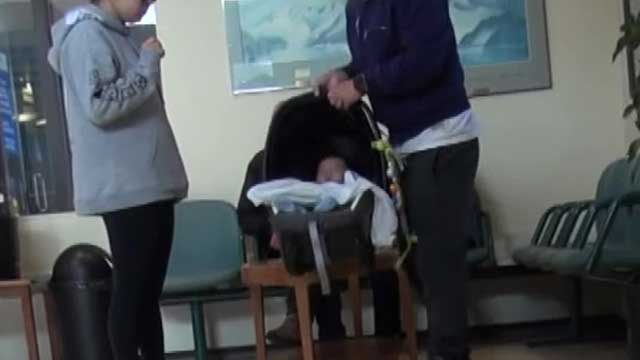 리치먼드의 한 종합병원에서 출산한 중국인 여성이 퇴원하고 있다