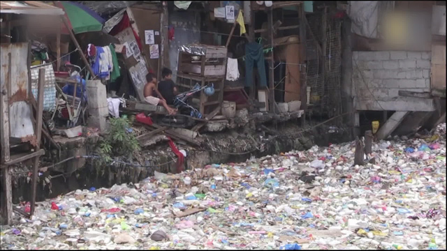 쓰레기로 뒤덮인 필리핀 하천