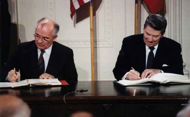 1987년 로널드 레이건 당시 미국 대통령과 미하일 고르바초프 소련 공산당 서기장이 INF 조약에 서명하고 있다. 