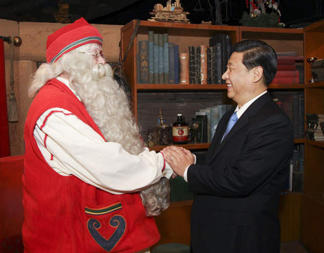 중국 젊은이들 사이에서 시 주석이 부주석 시절 산타와 악수한 사진이 공유되고 있다.
