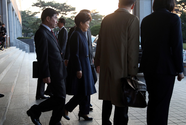2017년 3월 검찰 조사를 마치고 귀가하는 박근혜 전 대통령