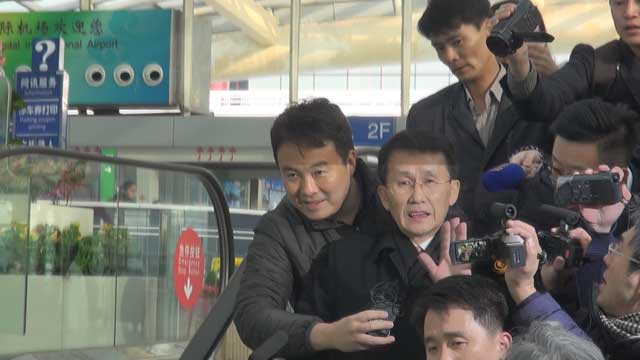 최강일 외무성 국장대행이 베이징 서우두 공항에서 필자의 질문을 받고 있다.(지난해 3월 22일)
