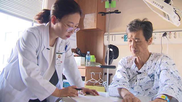 대장암 말기 환자 강남수 씨(61)와 함께 연명의료계획서를 작성하는 서울아산병원 종양내과 김선영 교수.