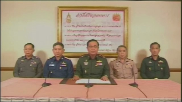 2014년 5월 군사 쿠데타로 집권한 쁘라윳 짠-오차 현 총리(가운데) (출처: 태국 TV pool)