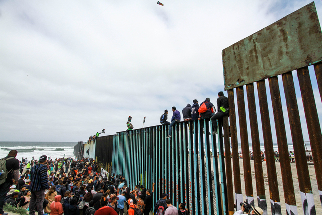 미국 입국을 위해 멕시코 국경의 도시 티후아나에 도착한 중남미 이민자들