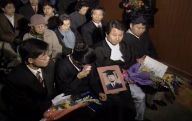 영정사진과 함께 졸업식장에 앉아있는 강경대 씨 유족.95년