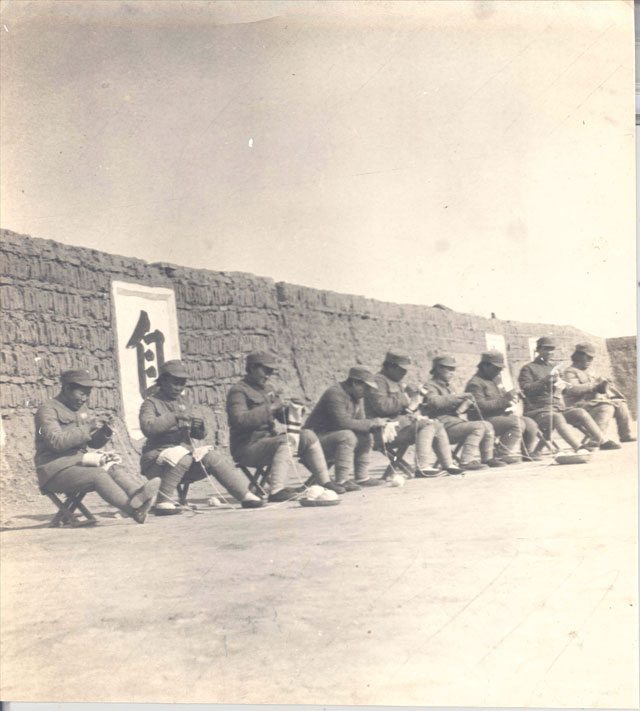 훈련 중 잠시 뜨개질 하며 휴식하는 광복군 1943