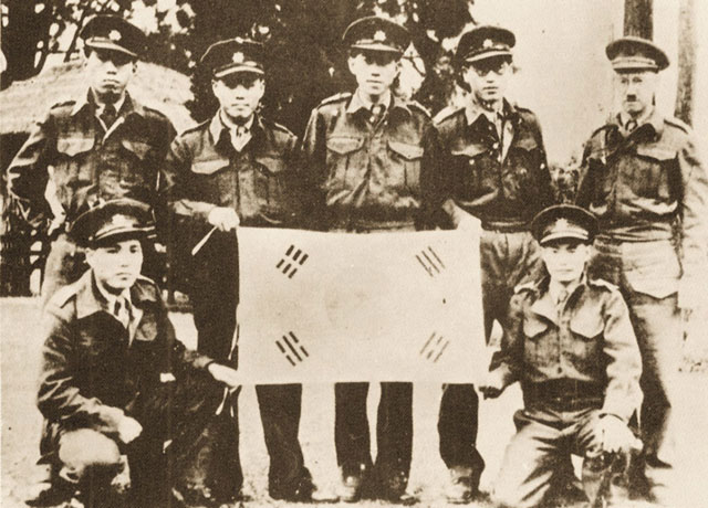 인도·미얀마 전선에 투입된 광복군 1943 /1줄 왼쪽:나동규 김성호 2줄 왼쪽:김상준 문응국 박영진 한지성 영국군 연락장교 베이컨